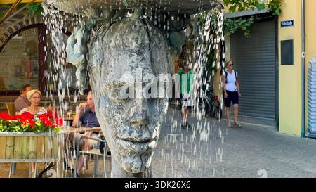 Bernkastel-Kues Marktplatz: Michaelsbrunnen mit Fachwerkhäusern und Café Stockfoto