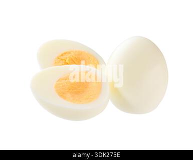 Gekochtes Ei und zwei Hälften in Nahaufnahme isoliert auf weißem Hintergrund. Stockfoto