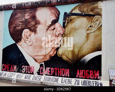 Berlin, Deutschland - Mai 2024: Berühmtes Wandgemälde an der Berliner Mauer in der East Side Gallery. „Mein Gott, hilf mir, diese tödliche Liebe zu überleben“ von Künstler Dmitri Vrube Stockfoto