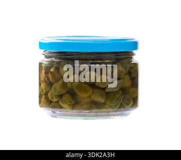 Kapern in einem Glas isoliert auf weißem Hintergrund. Glas mit marinierten Kapern isoliert. Stockfoto