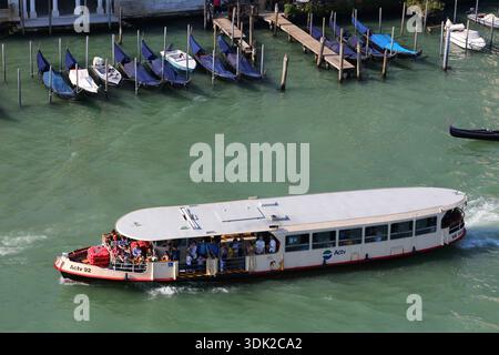 VENEDIG, ITALIEN - 21. MAI 2023: Die Leute fahren mit einem Vaporetto-Wasserbus auf dem Canal Grande in Venedig, Italien. Venedig ist ein UNESCO-Weltkulturerbe. Stockfoto