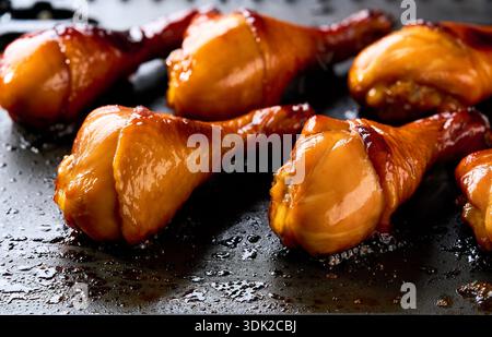 Kochen von Hähnchenstangen auf einem Grill, selektiver Fokus. BBQ Hähnchenschenkel. Leckere Hähnchenpfannenstöcke grillen. Gebratene Hähnchenschenkel. Stockfoto