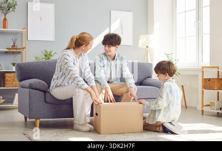 Mutter Mit Kindern, Söhne, Paket Auspacken Oder Paket Stockfoto