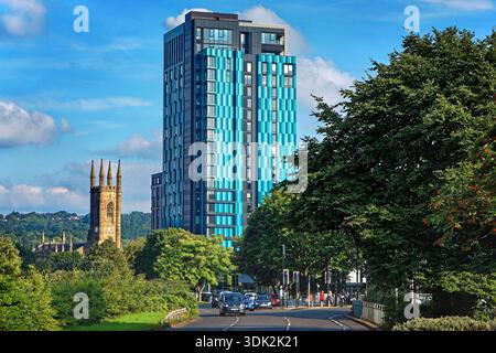 UK, South Yorkshire, Sheffield, New Era Square und St. Mary's Church vom St Mary's Gate aus. Stockfoto