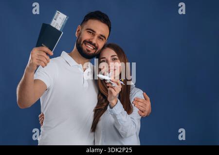 Stehen und lächeln. Paare sind bereit zu reisen, mit Tickets. Stockfoto