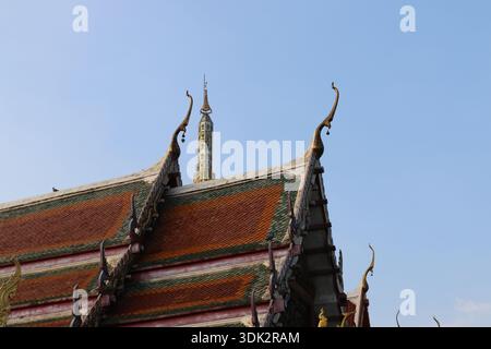Verzierte Dachdetails eines traditionellen buddhistischen temple.in auf Nut, Bangkok, Thailand, 2025 Stockfoto