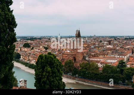 Ein Blick aus der Vogelperspektive von Verona, Italien, zeigt die Stadtarchitektur, die Etsch und den berühmten Aussichtspunkt Castel San Pietro. Stockfoto