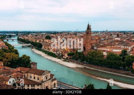 Ein Blick aus der Vogelperspektive von Verona, Italien, zeigt die Stadtarchitektur, die Etsch und den berühmten Aussichtspunkt Castel San Pietro. Stockfoto