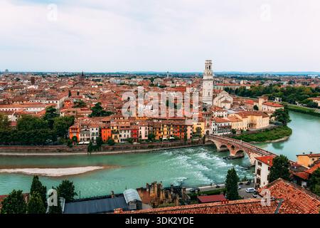 Ein Blick aus der Vogelperspektive von Verona, Italien, zeigt die Stadtarchitektur, die Etsch und den berühmten Aussichtspunkt Castel San Pietro. Stockfoto