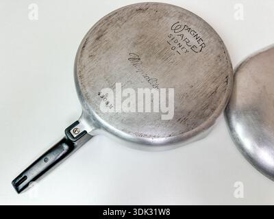 Boden einer alten Wagner Ware Magnalit Aluminiumpfanne auf neutralem Hintergrund. 27. Januar 2026 Valparaiso, USA Stockfoto