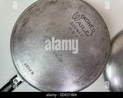 Boden einer alten Wagner Ware Magnalit Aluminiumpfanne auf neutralem Hintergrund. 27. Januar 2026 Valparaiso, USA Stockfoto