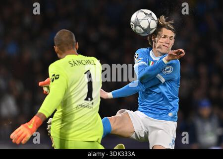 Robert Sanchez vom FC Chelsea und Scott McTominay von S.S.C. Napoli sind am 27. Januar 2026 im Diego Armando Maradona Stadion in Neapel im Spiel. Stockfoto