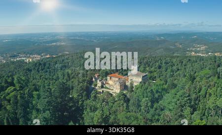 Drohnenblick auf die wunderschöne Landschaft Bussaco Palast in Luso Portugal Europa Schönheit Natur Altstadt Architektur grüner Wald Berge Stockfoto