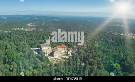 Blick aus der Vogelperspektive Bussaco Palace Gebäude Hotel Villa in Luso Portugal Stadt altes Schloss in ruhiger Natur grüner Wald blauer Himmel Sonne Sonnenlicht Sommer Stockfoto