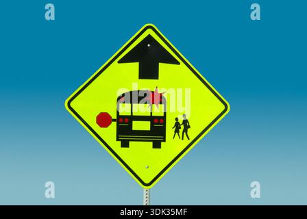 Warnschild für straßenverkehr für Schulbus und Kinder Stockfoto