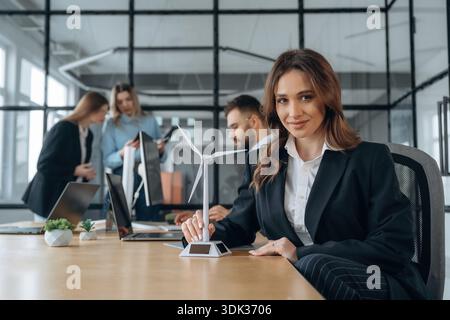 Die Frau schaut in die Kamera. Geschäftsleute arbeiten im Büro. Stockfoto