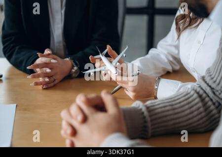 Reisekonzeption. Nahaufnahme von Personen in der Fluggesellschaft. Stockfoto