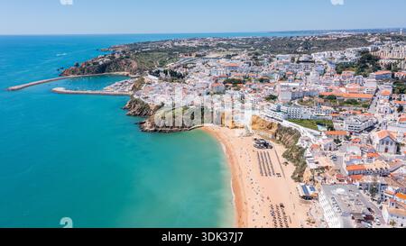 Besucher genießen den Strand von Albufeira in Portugal mit seinem klaren Wasser und den Sandstränden. Dieser beliebte Ort ist ein wichtiges Reiseziel in der Algarve Stockfoto
