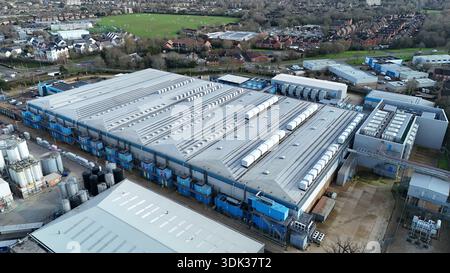 Aus der Vogelperspektive auf den riesigen Colt Data Centre-Komplex mit metallischen Dächern im Kontrast zum umgebenden Wohngebiet Welwyn Garden Stockfoto