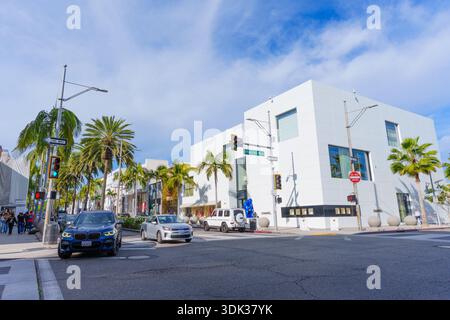 Beverly Hills, Kalifornien - 21. Januar 2026: Der berühmte Rodeo Drive von Beverly Hills bietet luxuriöse Boutiquen, üppige Palmen und Fahrzeuge, die den Rodeo Drive überqueren Stockfoto