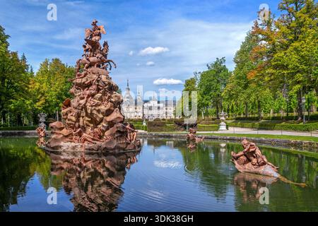 Rokoko-Skulpturen und Brunnen in den Gärten des Königlichen Palastes von La Granja de San Ildefonso, Segovia, Kastilien und León / Castilla y León, Spanien Stockfoto