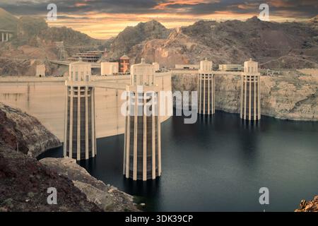 Blick auf den Hoover Dam an der Grenze zwischen Nevada und Arizona, USA, der den Colorado River überspannt und den Lake Mead bildet. Stockfoto