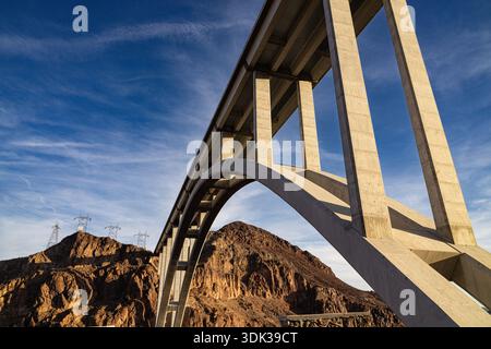 Blick auf den Hoover Dam an der Grenze zwischen Nevada und Arizona, USA, der den Colorado River überspannt und den Lake Mead bildet. Stockfoto