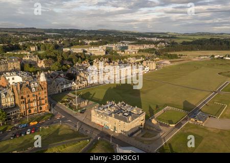 Blick aus der Vogelperspektive auf das Fairmont Hotel, das lange Schatten über die üppige grüne Weite des Golfplatzes in der Nähe der Küste wirft, St Andrews, Schottland, United Stockfoto