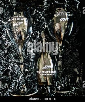 Bollinger Champagne 007 James Bond Edition gravierte Flöten in luxuriöser schwarzer Schredderverpackung für besondere Feiern Stockfoto