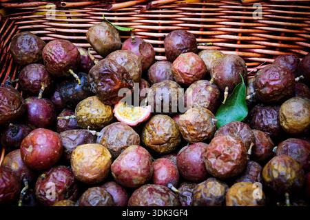 Passionsfrüchte im Korb auf dem Bio-Bauernmarkt in Paris. Stockfoto