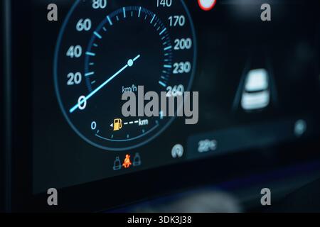 Detaillierte Nahaufnahme des Tachometers, Frontplatte. Stockfoto