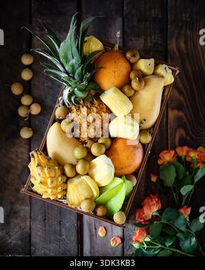Frisch Geschnittenes Obst. Lebendiges Sortiment An Geschnittenen Früchten Mit Blumendekorationen Für Brunch Stockfoto