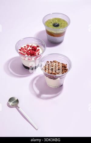 Elegantes Food-Styling Mit Nahrhaftem Parfait Mit Beeren Und Samen Auf Sauberem Tisch Stockfoto