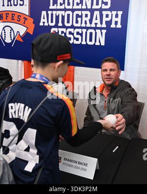 Houston, Texas USA; Houston Astros Pitcher (2004–2009) Brandon Backe (41) singt Autogramme während des jährlichen FanFest von Houston Astros am 24. Januar 2026 im Daikin Park. (Tom Walko/Image of Sport) Stockfoto