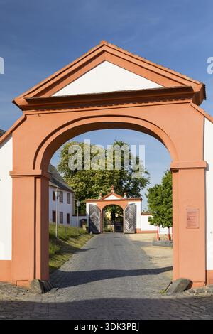 Blick durch 2 Tore am Eingang zum Kloster St. Marienthal an der Neiße, Ostritz, Sachsen, Deutschland Stockfoto