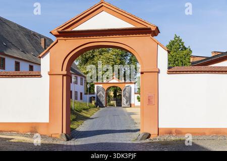 Blick durch 2 Tore am Eingang zum Kloster St. Marienthal an der Neiße, Ostritz, Sachsen, Deutschland Stockfoto