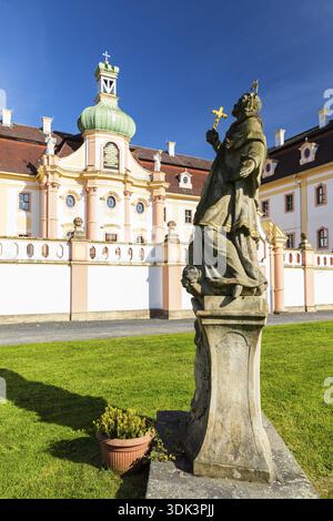 Sandsteinfigur eines heiligen, Kloster St. Marienthal an der Neiße, Ostritz, Sachsen, Deutschland Stockfoto