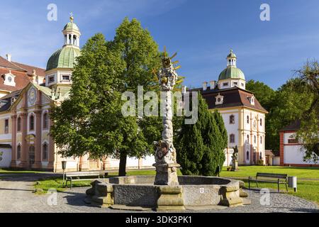 Dreifaltigkeitssäule des Dreifaltigkeitsbrunnens, Kloster St. Marienthal an der Neiße, Ostritz, Sachsen, Deutschland Stockfoto