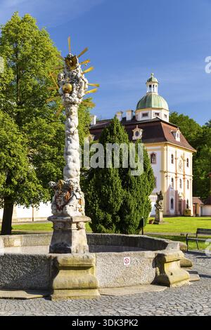 Dreifaltigkeitssäule des Dreifaltigkeitsbrunnens, Kloster St. Marienthal an der Neiße, Ostritz, Sachsen, Deutschland Stockfoto