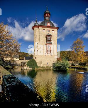Schloss Vollrads im Herbst, Wohnturm, Oestrich-Winkel, Rheingau, Hessen, Deutschland Stockfoto
