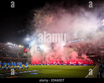 Genk, Belgien. Januar 2026. Fans mit Feuerwerk und Rauchbomben, die während eines Fußballspiels zwischen dem belgischen Fußballteam KRC Genk und dem schwedischen Fußballteam Malmö FF am Donnerstag, den 29. Januar 2026 in Genk, am 8. Tag der League-Phase des Turniers der UEFA Europa League, gezeigt wurden. BELGA FOTO JILL DELSAUX Credit: Belga News Agency/Alamy Live News Stockfoto