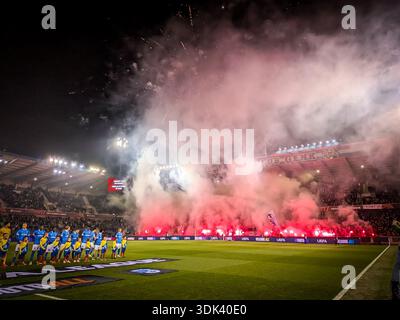Genk, Belgien. Januar 2026. Fans mit Feuerwerk und Rauchbomben, die während eines Fußballspiels zwischen dem belgischen Fußballteam KRC Genk und dem schwedischen Fußballteam Malmö FF am Donnerstag, den 29. Januar 2026 in Genk, am 8. Tag der League-Phase des Turniers der UEFA Europa League, gezeigt wurden. BELGA FOTO JILL DELSAUX Credit: Belga News Agency/Alamy Live News Stockfoto