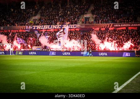 Genk, Belgien. Januar 2026. Fans mit Feuerwerk und Rauchbomben, die während eines Fußballspiels zwischen dem belgischen Fußballteam KRC Genk und dem schwedischen Fußballteam Malmö FF am Donnerstag, den 29. Januar 2026 in Genk, am 8. Tag der League-Phase des Turniers der UEFA Europa League, gezeigt wurden. BELGA FOTO JILL DELSAUX Credit: Belga News Agency/Alamy Live News Stockfoto