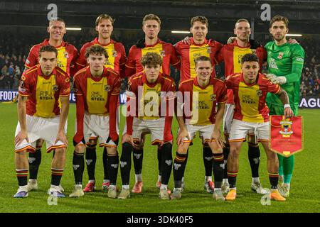 DEVENTER, NIEDERLANDE - 29. JANUAR: Jari de Busser Keeper von Go Ahead Eagles, Aske Adelgaard von Go Ahead Eagles, Giovanni van Zwam von Go Ahead Eagles, Joris Kramer von Go Ahead Eagles, Dean James von Go Ahead Eagles, Melle Meulensteen von Go Ahead Eagles, Evert Linthorst von Go Ahead Eagles, Oskar Sivertsen von Go Ahead Eagles, Jakob Eagles Victor Edvardsen von Go Ahead Eagles während des Europa League Spiels im de Adelaarshorst am 29. Januar 2026 in Deventer, Niederlande (Foto: Dennis Bresser/Orange Pictures) Stockfoto