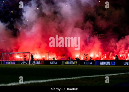 Genk, Belgien. Januar 2026. GENK, BELGIEN - 29. JANUAR: KRC Genk Ultras mit Feuerwerk vor dem Spiel der UEFA Europa League 2025/26 League Phase MD8 zwischen KRC Genk und Malmö FF in der Cegeka Arena am 29. Januar 2026 in Genk, Belgien. (Foto von Gabriel Calvino Alonso/BSR Agency) Credit: BSR Agency/Alamy Live News Stockfoto