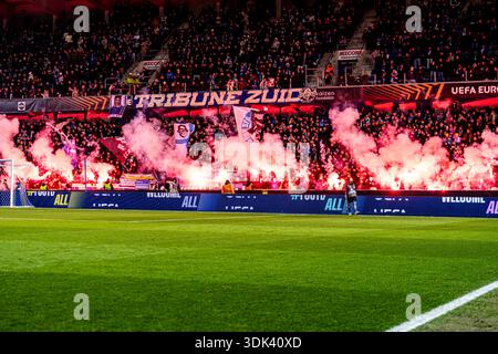 Genk, Belgien. Januar 2026. GENK, BELGIEN - 29. JANUAR: KRC Genk Ultras mit Feuerwerk vor dem Spiel der UEFA Europa League 2025/26 League Phase MD8 zwischen KRC Genk und Malmö FF in der Cegeka Arena am 29. Januar 2026 in Genk, Belgien. (Foto von Gabriel Calvino Alonso/BSR Agency) Credit: BSR Agency/Alamy Live News Stockfoto