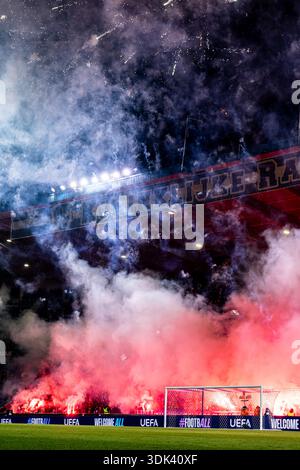 Genk, Belgien. Januar 2026. GENK, BELGIEN - 29. JANUAR: KRC Genk Ultras mit Feuerwerk vor dem Spiel der UEFA Europa League 2025/26 League Phase MD8 zwischen KRC Genk und Malmö FF in der Cegeka Arena am 29. Januar 2026 in Genk, Belgien. (Foto von Gabriel Calvino Alonso/BSR Agency) Credit: BSR Agency/Alamy Live News Stockfoto