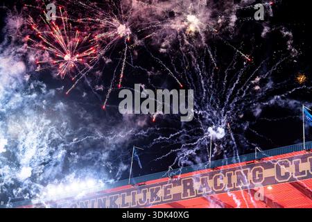 Genk, Belgien. Januar 2026. GENK, BELGIEN - 29. JANUAR: KRC Genk Ultras mit Feuerwerk vor dem Spiel der UEFA Europa League 2025/26 League Phase MD8 zwischen KRC Genk und Malmö FF in der Cegeka Arena am 29. Januar 2026 in Genk, Belgien. (Foto von Gabriel Calvino Alonso/BSR Agency) Credit: BSR Agency/Alamy Live News Stockfoto