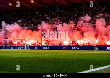 Genk, Belgien. Januar 2026. GENK, BELGIEN - 29. JANUAR: KRC Genk Ultras mit Feuerwerk vor dem Spiel der UEFA Europa League 2025/26 League Phase MD8 zwischen KRC Genk und Malmö FF in der Cegeka Arena am 29. Januar 2026 in Genk, Belgien. (Foto von Gabriel Calvino Alonso/BSR Agency) Credit: BSR Agency/Alamy Live News Stockfoto