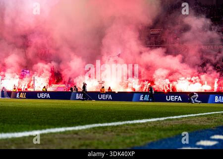 Genk, Belgien. Januar 2026. GENK, BELGIEN - 29. JANUAR: KRC Genk Ultras mit Feuerwerk vor dem Spiel der UEFA Europa League 2025/26 League Phase MD8 zwischen KRC Genk und Malmö FF in der Cegeka Arena am 29. Januar 2026 in Genk, Belgien. (Foto von Gabriel Calvino Alonso/BSR Agency) Credit: BSR Agency/Alamy Live News Stockfoto